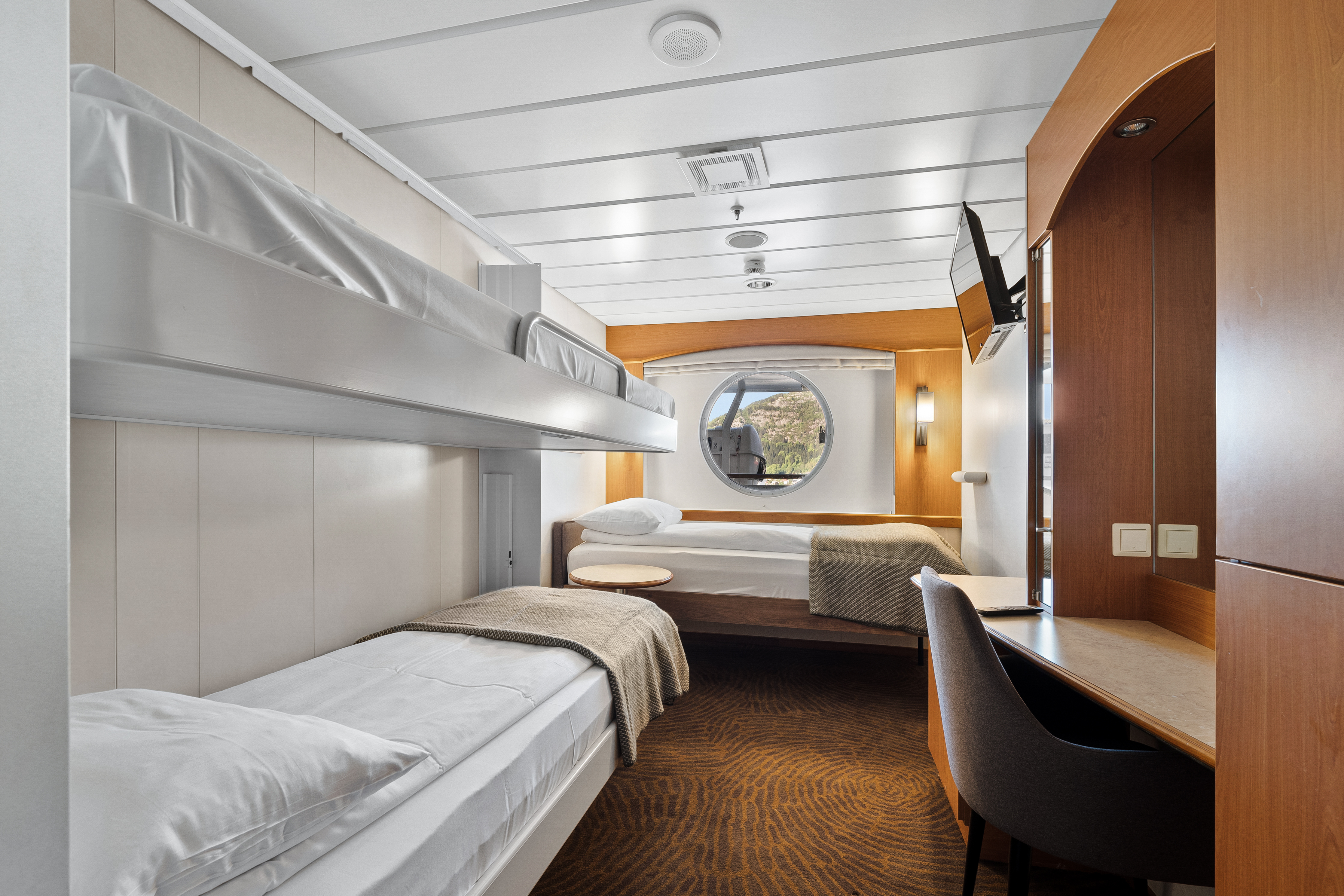 Polar Outside | Triple on middle deck with window (restricted view)